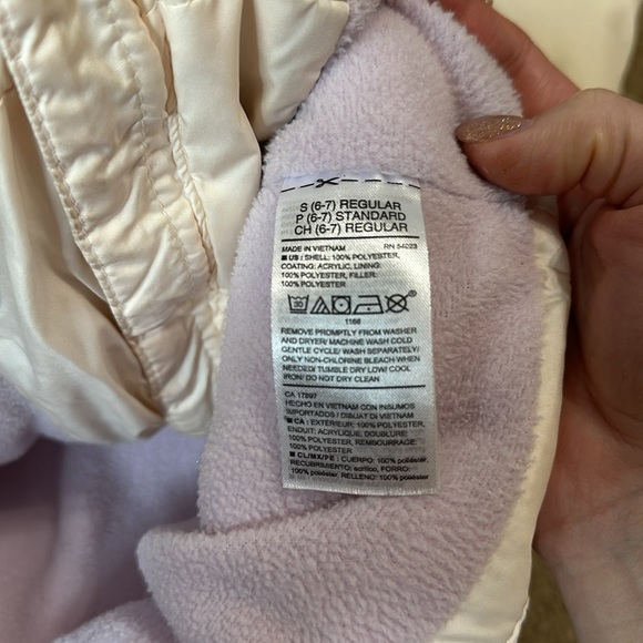 Old Navy Unisex Water-Resistant Frost Free Puffer Vest - Picture 9 of 9